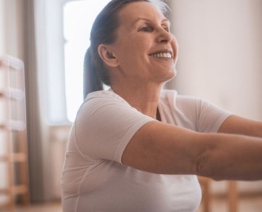 Retrouver une silhouette tonique après 50 ans : conseils doux et efficaces pour les femmes