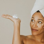 Adieu les cernes : la crème contour des yeux qui réveille votre regard