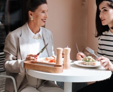 Chic et décontractée : 10 idées de tenues parfaites pour un brunch entre amies