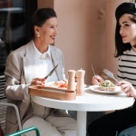 Chic et décontractée : 10 idées de tenues parfaites pour un brunch entre amies