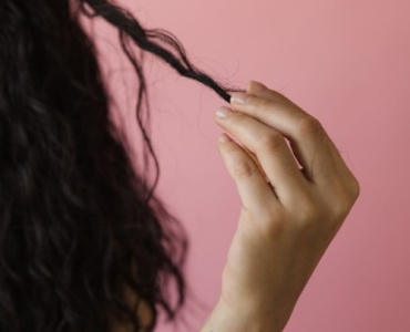 Boucles sublimées au quotidien : la crème qui redessine et dompte vos ondulations