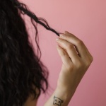 Boucles sublimées au quotidien : la crème qui redessine et dompte vos ondulations