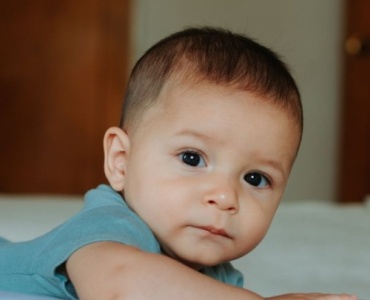 Bébé fait ses dents ? Les tout premiers signes à repérer (et comment le soulager)