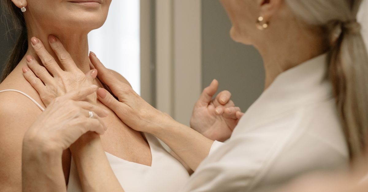 Adieu les rides du cou : astuces et soins efficaces pour un décolleté lisse