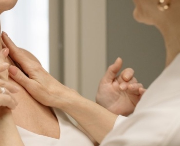Adieu les rides du cou : astuces et soins efficaces pour un décolleté lisse