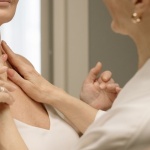 Adieu les rides du cou : astuces et soins efficaces pour un décolleté lisse