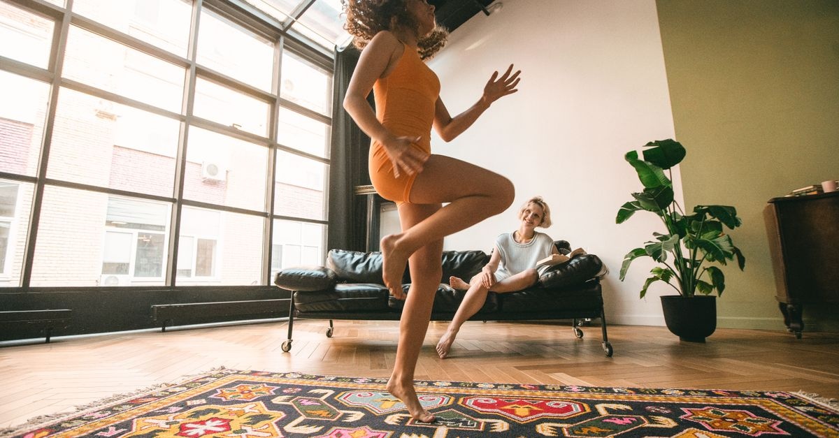 Bougez, transpirez, souriez : votre séance de danse fitness à la maison