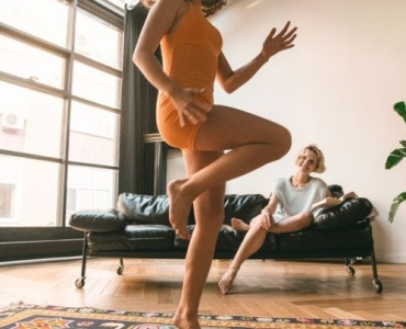 Bougez, transpirez, souriez : votre séance de danse fitness à la maison