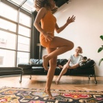 Bougez, transpirez, souriez : votre séance de danse fitness à la maison