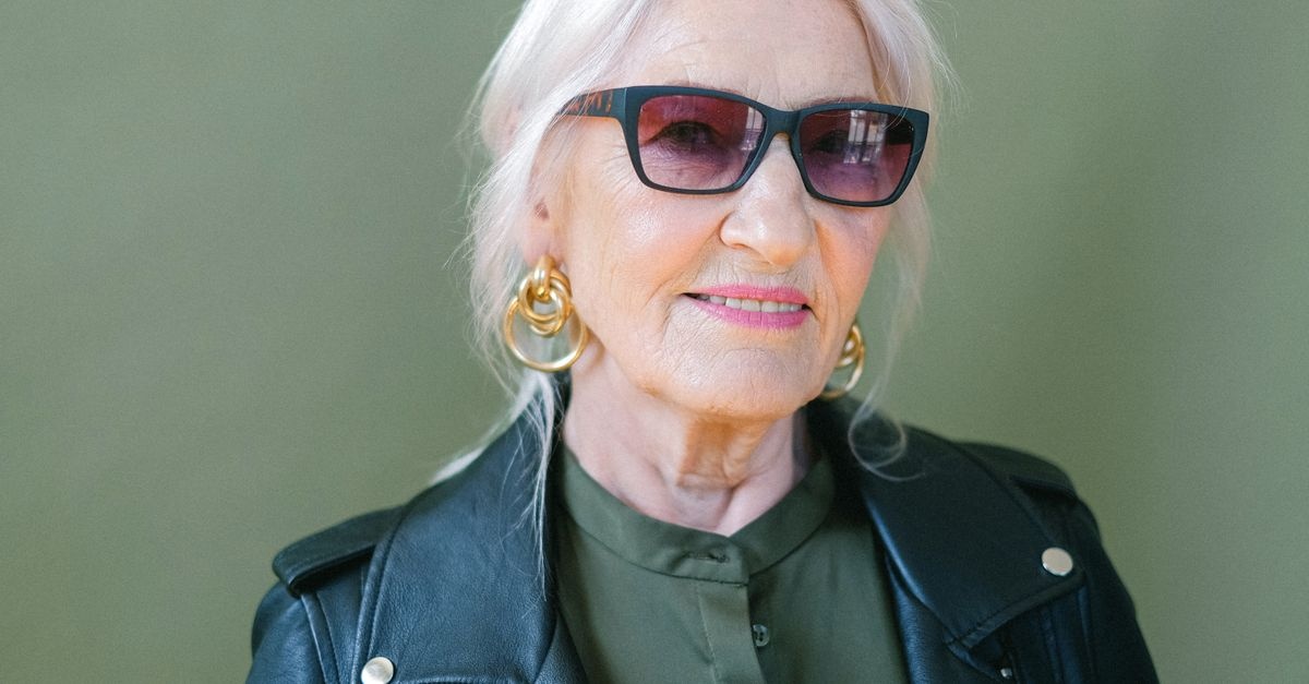 Chic et confiante après 50 ans : idées de looks modernes pour femme mature