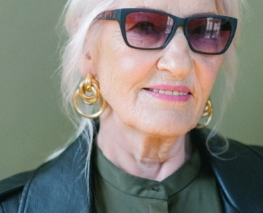 Chic et confiante après 50 ans : idées de looks modernes pour femme mature