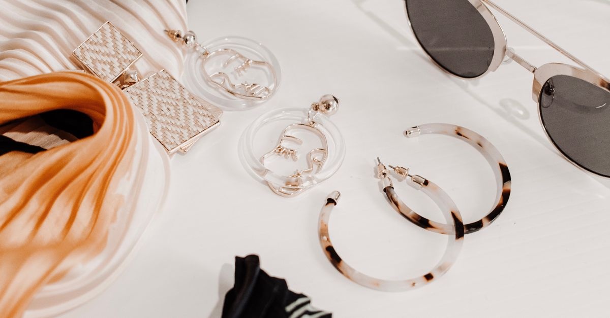 Les détails qui font la différence : sublimer votre tenue de cérémonie avec les bons accessoires