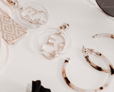 Les détails qui font la différence : sublimer votre tenue de cérémonie avec les bons accessoires