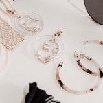 Les détails qui font la différence : sublimer votre tenue de cérémonie avec les bons accessoires