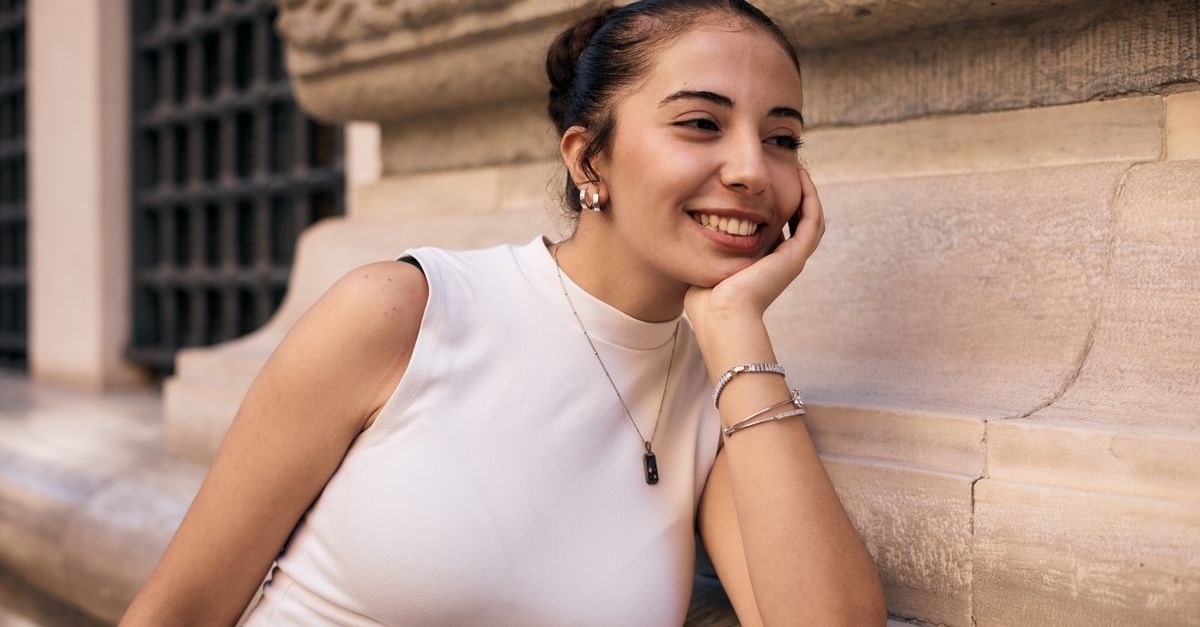 Sublimez votre style : idées de tenues chic avec des bijoux argentés