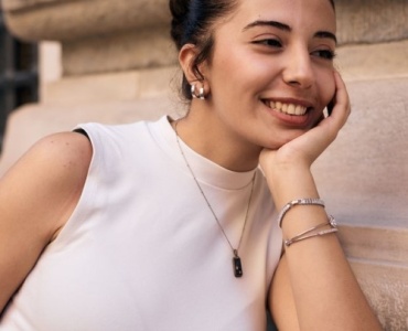 Sublimez votre style : idées de tenues chic avec des bijoux argentés