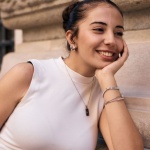 Sublimez votre style : idées de tenues chic avec des bijoux argentés