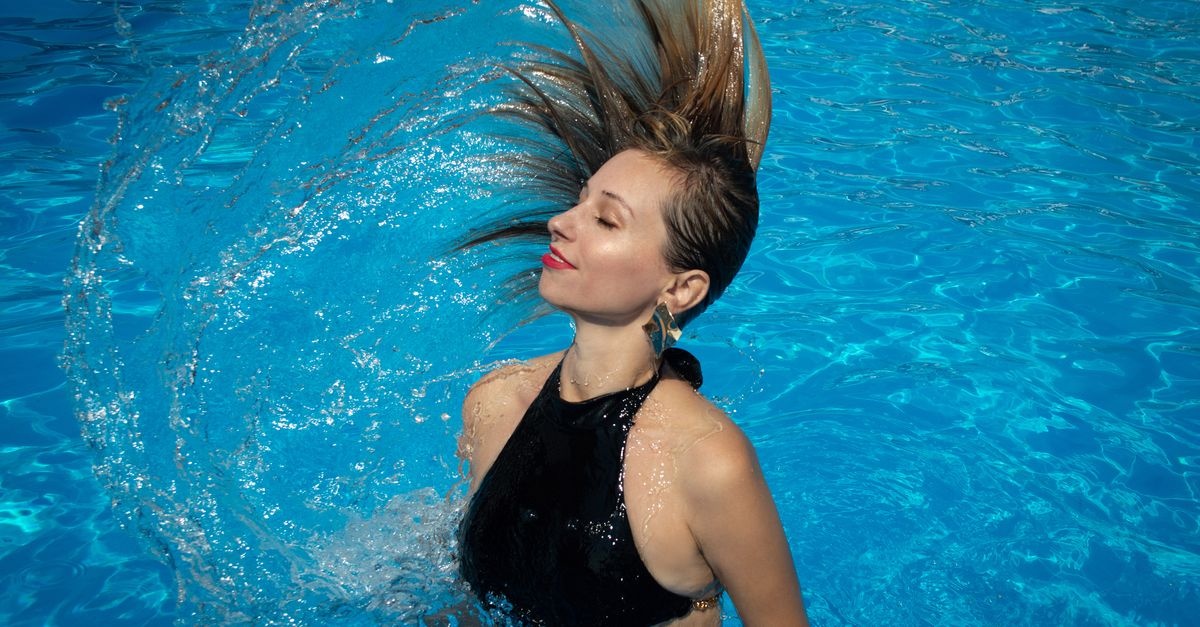 Cheveux abîmés par le chlore : les meilleures solutions pour retrouver douceur et brillance