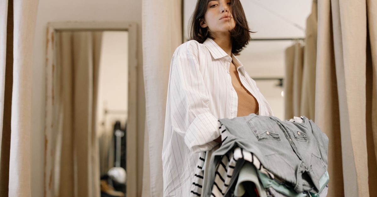 Construire une garde-robe féminine durable : pièces essentielles, style et consommation responsable