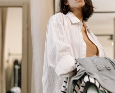 Construire une garde-robe féminine durable : pièces essentielles, style et consommation responsable