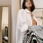 Construire une garde-robe féminine durable : pièces essentielles, style et consommation responsable