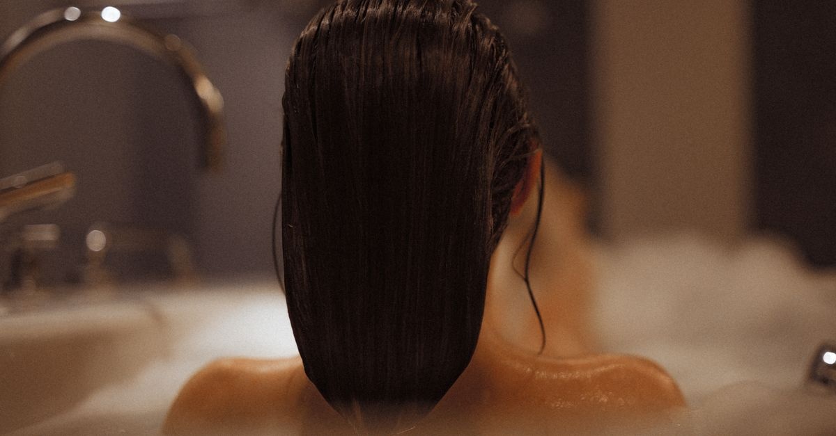 Le rituel nourrissant qui transforme vos cheveux : l’huile avant shampoing à adopter