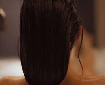 Le rituel nourrissant qui transforme vos cheveux : l’huile avant shampoing à adopter