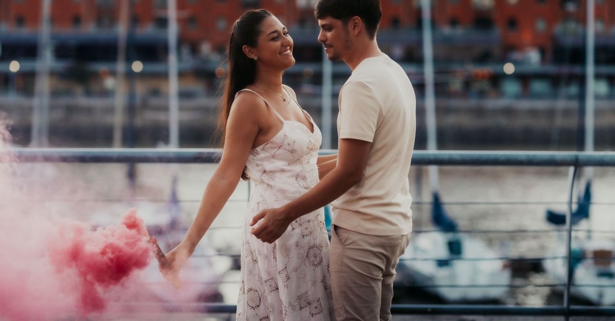 Love Bombing : 10 signes qui doivent vous alerter avant qu’il ne soit trop tard