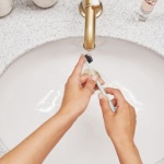 Comment nettoyer votre éponge à maquillage pour un teint impeccable et une peau saine