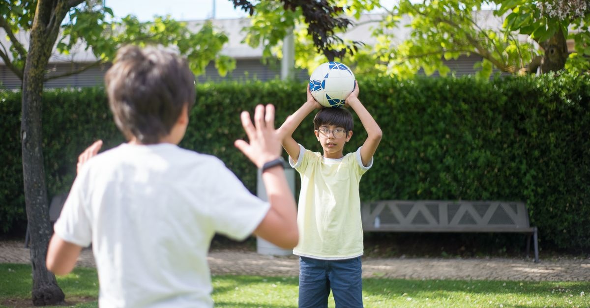 Bouger, explorer, s’amuser : les meilleures idées de jeux dehors pour petits et grands