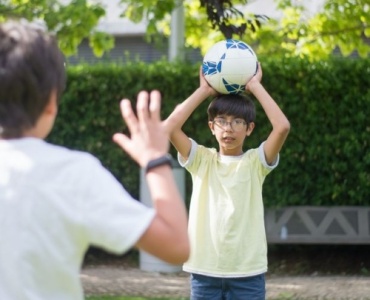 Bouger, explorer, s’amuser : les meilleures idées de jeux dehors pour petits et grands