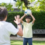 Bouger, explorer, s’amuser : les meilleures idées de jeux dehors pour petits et grands