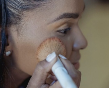 L’éclat naturel au quotidien : comment choisir un enlumineur subtil pour le visage