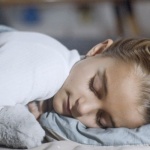 Le rituel du soir qui change tout : aider votre enfant à s’endormir sereinement