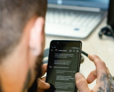 Il lit ton message… et silence radio : que signifie-t-il vraiment et comment réagir ?