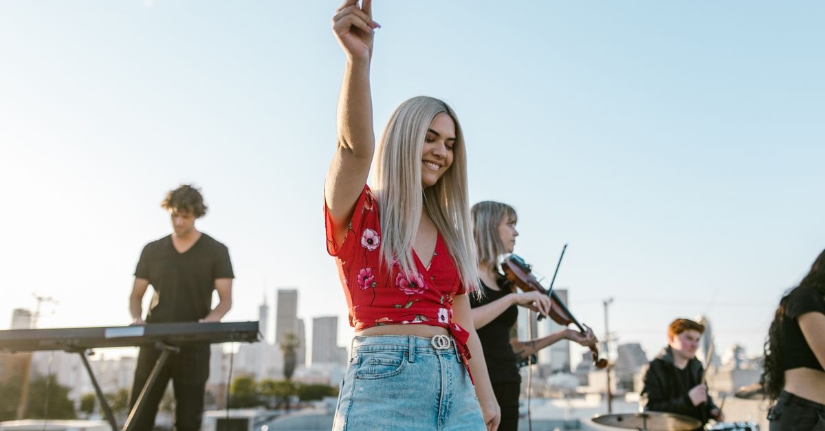 Quelle tenue choisir pour briller en concert ? Idées stylées pour femme