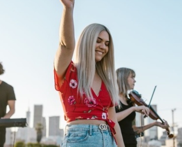 Quelle tenue choisir pour briller en concert ? Idées stylées pour femme