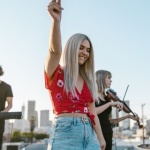 Quelle tenue choisir pour briller en concert ? Idées stylées pour femme