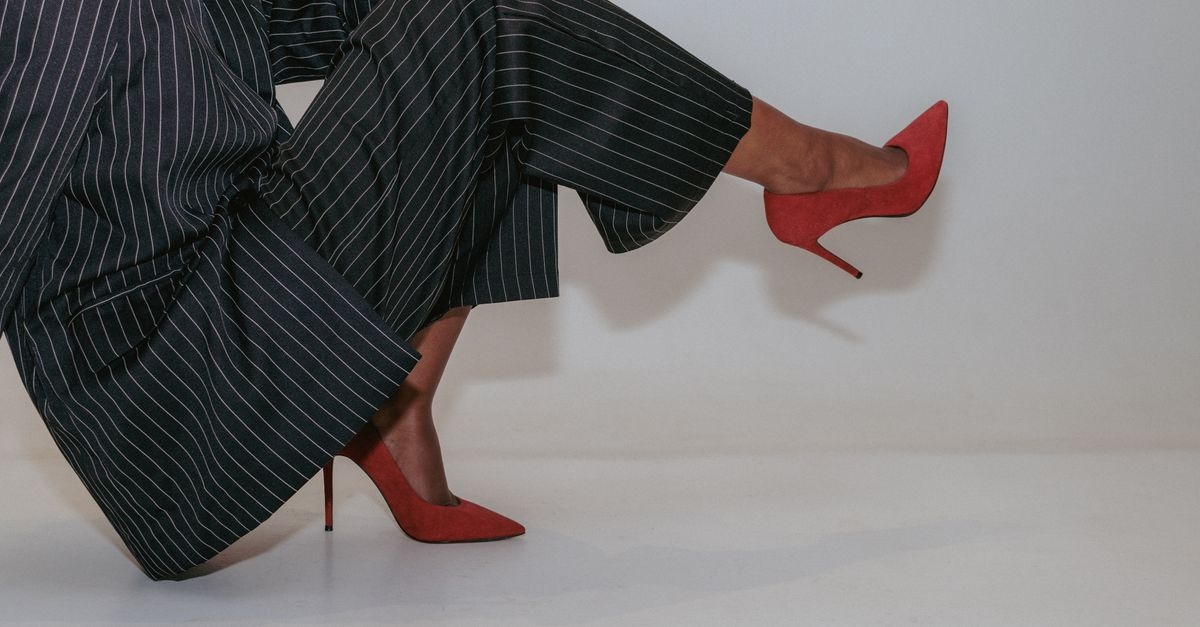 Comment sublimer votre look avec des chaussures rouges : idées de tenues qui attirent tous les regards