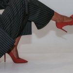 Comment sublimer votre look avec des chaussures rouges : idées de tenues qui attirent tous les regards