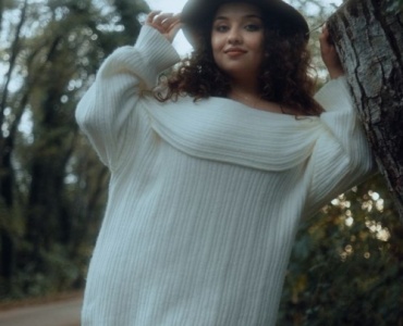 Looks cosy-chic : comment styliser un pull oversize pour une tenue irrésistible