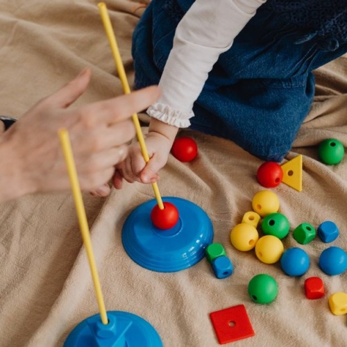Petites mains, grands progrès : activités ludiques pour développer la dextérité des enfants