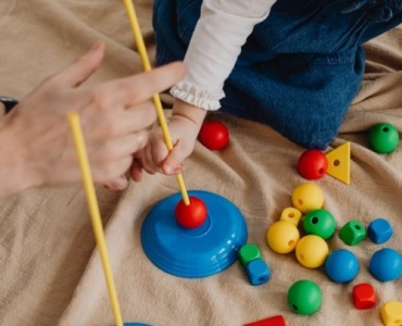 Petites mains, grands progrès : activités ludiques pour développer la dextérité des enfants
