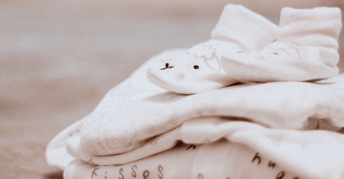 Comment bien laver les vêtements de bébé : douceur, hygiène et astuces indispensables